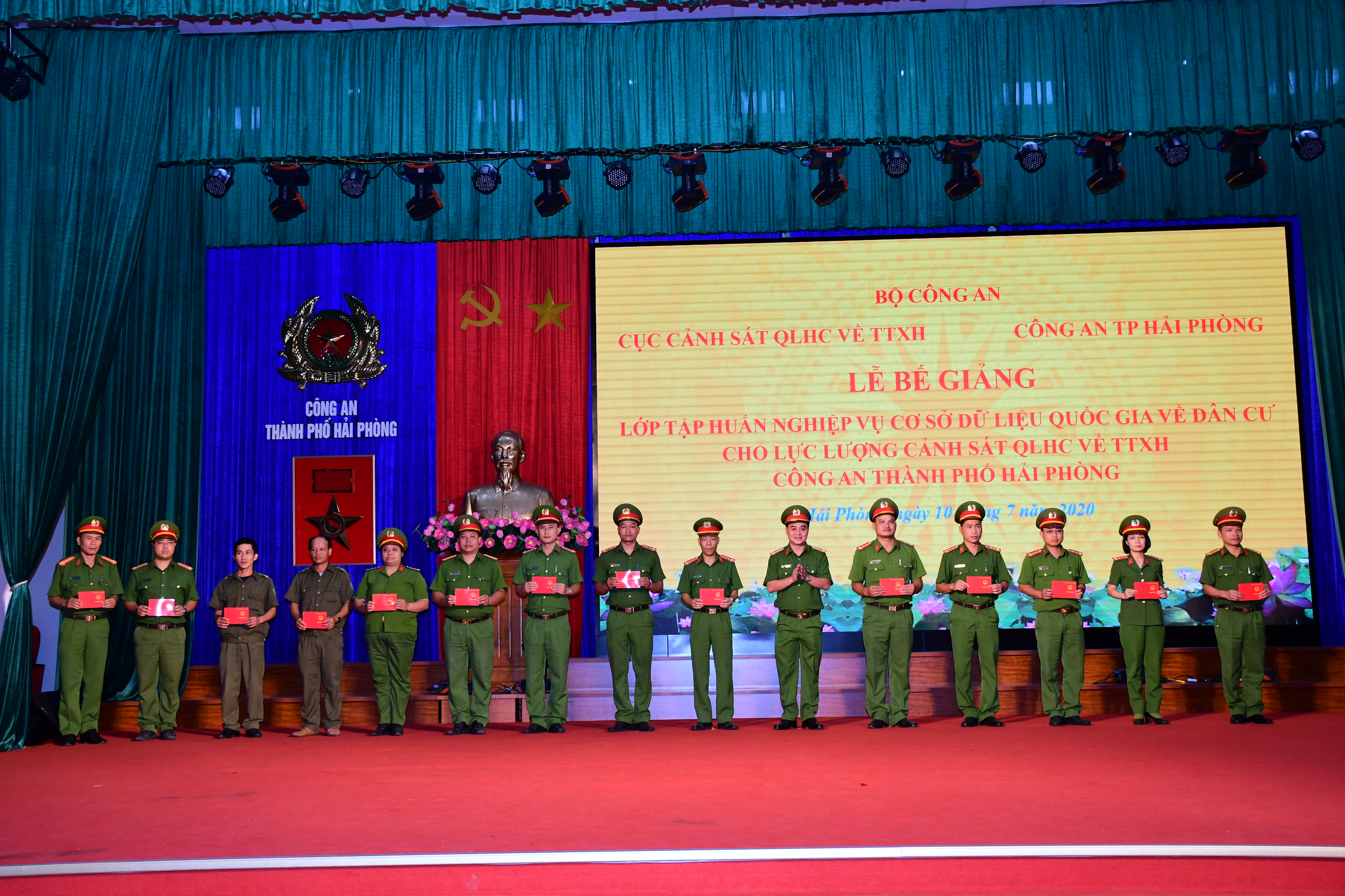 Bế giảng lớp tập huấn nghiệp vụ Cơ sở dữ liệu quốc gia về dân cư